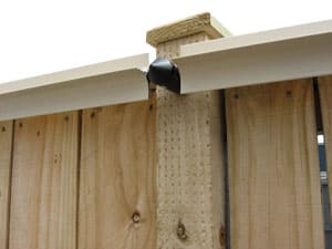 Timber fence with Oscillot face-mounted