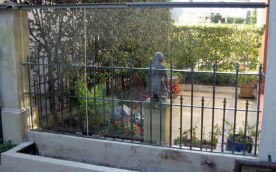 Cat-proofing a courtyard with low fence