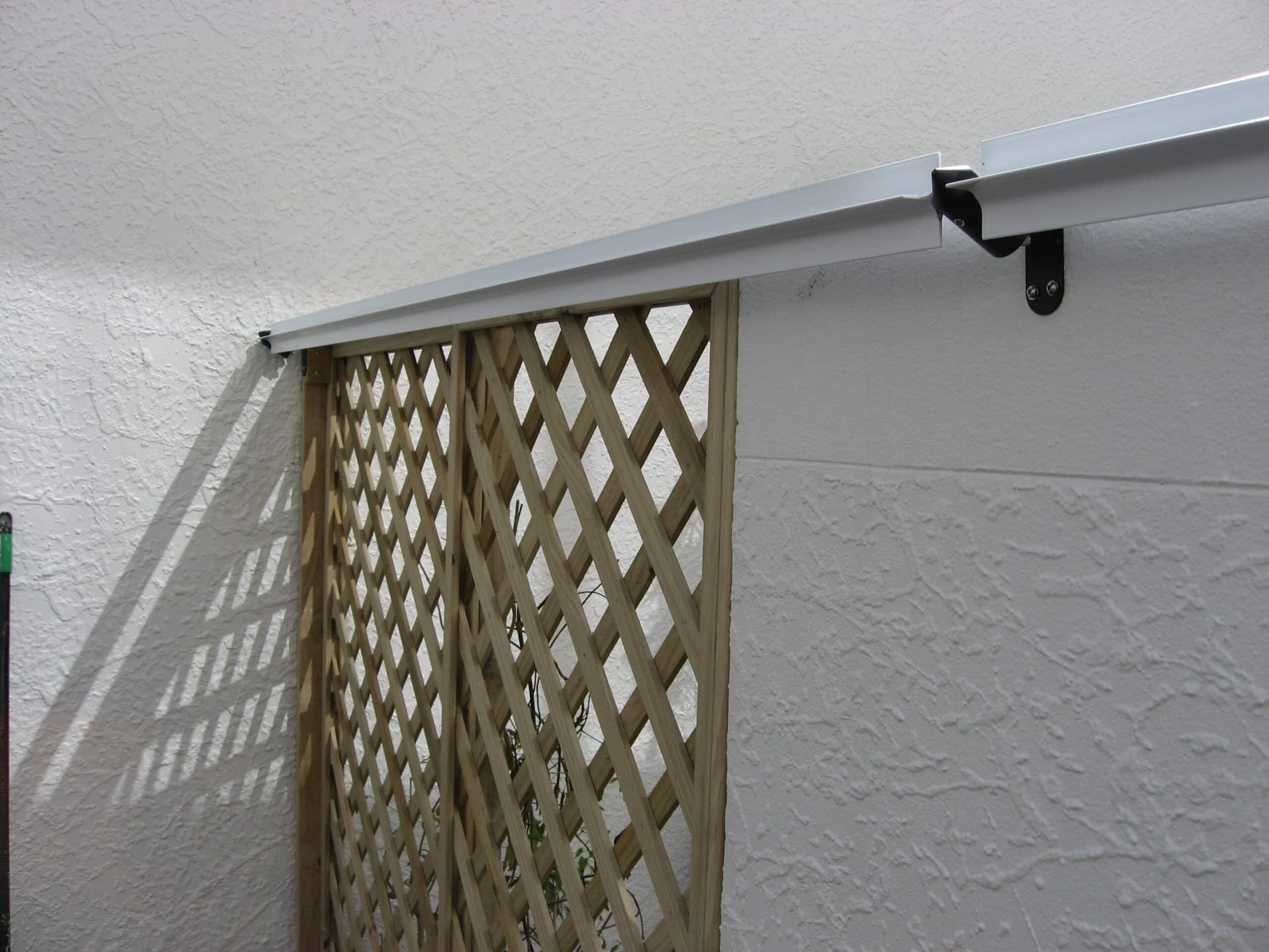 Oscillot cat fence system bracket mounted on masonry wall